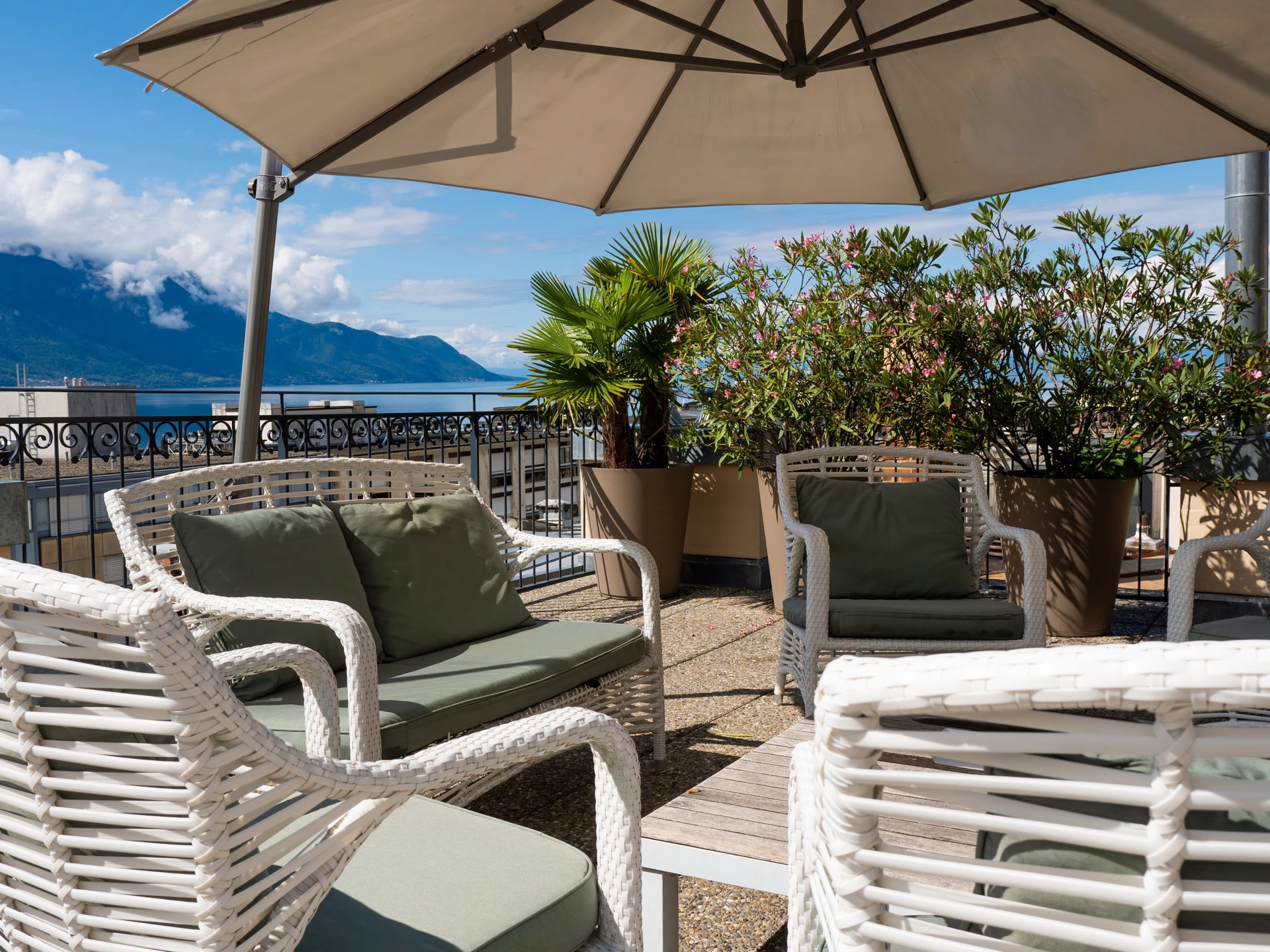 La terrasse du Galetas, rooftop de l'Hôtel Helvétie avec vue sur le lac Léman